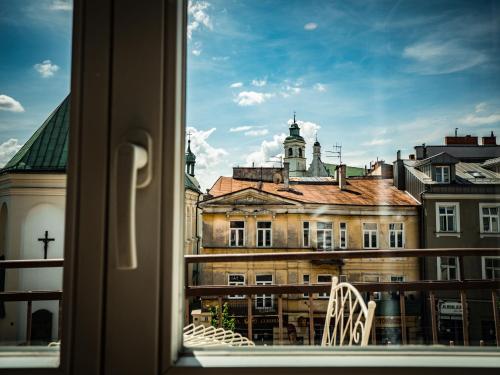 Blick auf ein Gebäude aus einem Fenster in der Unterkunft Hostel Pod Basztą in Lublin