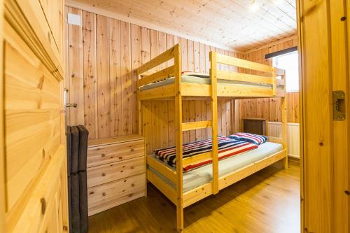 1 dormitorio con 2 literas en una cabaña en Sandsjögården Holiday Resort en Blattnicksele