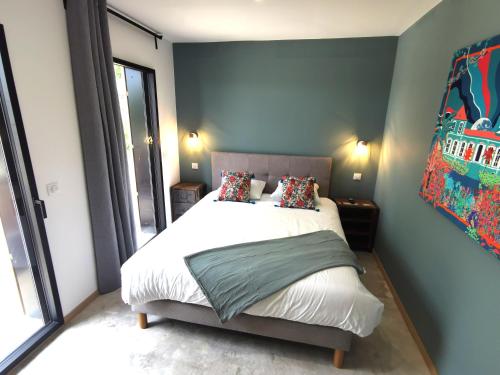 索泰爾內的住宿－Villa Lodge Sauternes Darroze，一间卧室设有一张床和一个大窗户