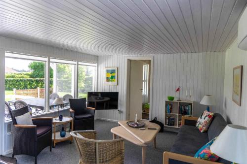 - un salon avec un canapé et une table dans l'établissement Liljeparken 30, à Otterup