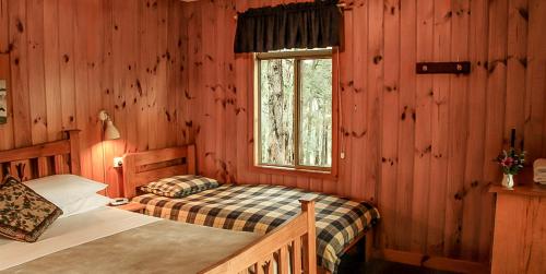 Säng eller sängar i ett rum på Balingup Heights Hilltop Forest Cottages