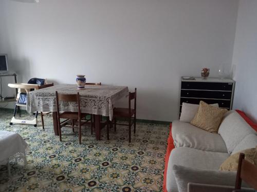 uma sala de estar com uma mesa e um sofá em Montagna - Acerno em Acerno