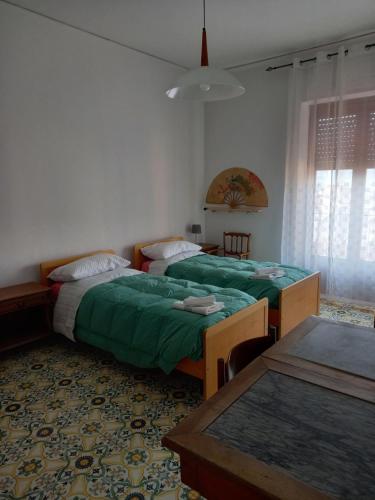 sypialnia z 2 łóżkami i stołem w obiekcie Montagna - Acerno w mieście Acerno