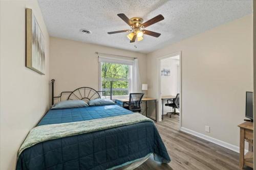 um quarto com uma cama e uma ventoinha de tecto em In Resort Game Room - The Play House 5BR em McGaheysville