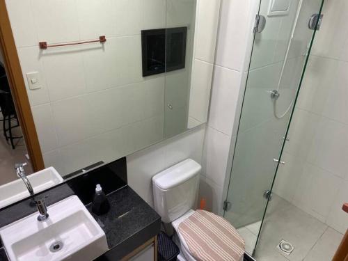 uma casa de banho com um chuveiro, um WC e um lavatório. em Studio 37 m² Centro Guarulhos em Guarulhos