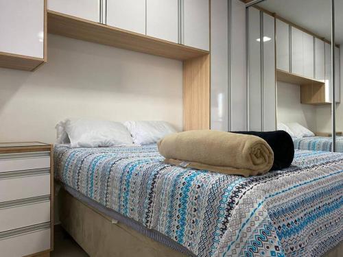 ein Schlafzimmer mit einem großen Bett und einem großen Spiegel in der Unterkunft Studio 37 m² Centro Guarulhos in Guarulhos