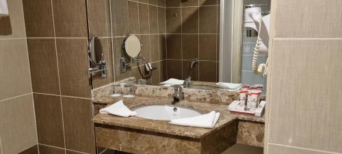 Amarina Queen Resort Marsa Alam في مرسى علم: حمام مع حوض ومرآة