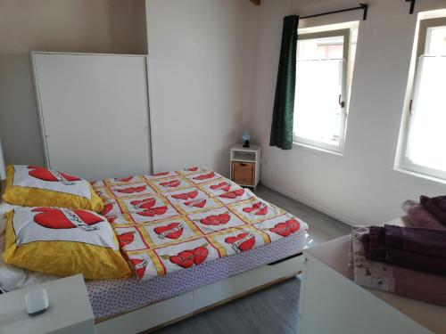 een slaapkamer met een bed en 2 ramen bij Appartamento Veses in Santa Giustina