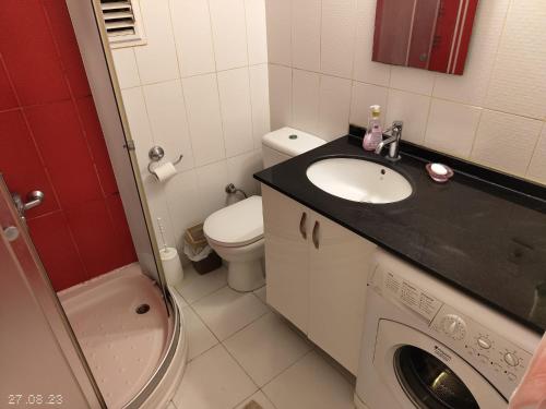 La salle de bains est pourvue d'un lavabo et d'un lave-linge. dans l'établissement Big and new apartment in Şişli near Taksim Nişantaşı, à Istanbul
