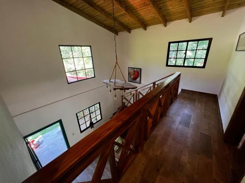 a room with a wooden staircase and windows at Villa unter Palmen in Jarabacoa