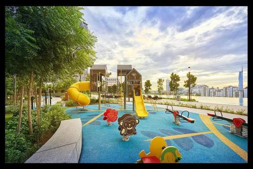 un parc avec une aire de jeux avec un toboggan dans l'établissement KLCCPavTRXVelocity X MrtLrt X 13PAX X 4R2B X Free 4CPark, à Kuala Lumpur