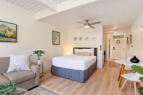 1 dormitorio con 1 cama y 1 sofá en Kihei Bay Surf 140 en Kihei