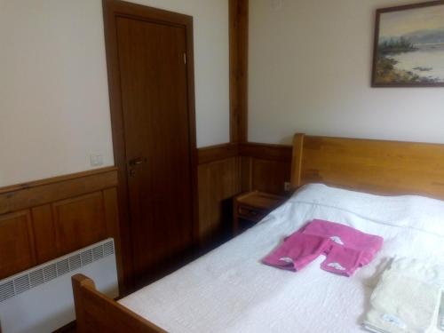 Uma cama ou camas num quarto em Pirin Golf - NIRVANA, Studios&SPA