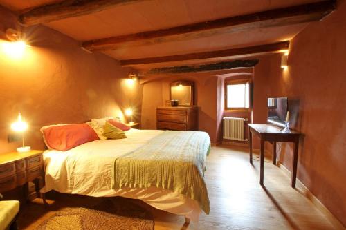 Castelletto في Giucano: غرفة نوم بسرير ومكتب وتلفزيون