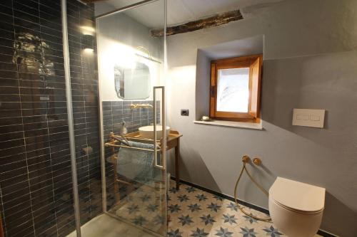 La salle de bains est pourvue d'une douche, de toilettes et d'un lavabo. dans l'établissement Castelletto, à Giucano