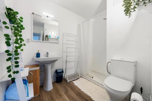 a white bathroom with a toilet and a sink at Apartamento Paul in Torredembarra