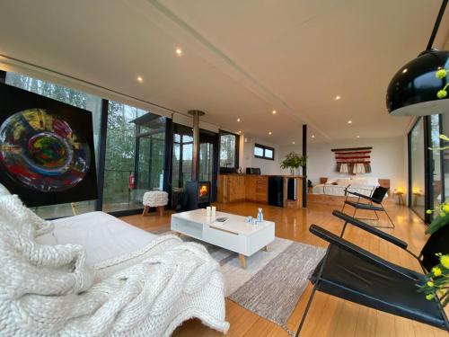 TV a/nebo společenská místnost v ubytování Samadhi Eco Resort