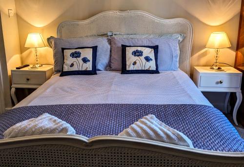1 dormitorio con 1 cama grande y 2 mesitas de noche en Britannia House Vintage B&B Cornwall, en Helston