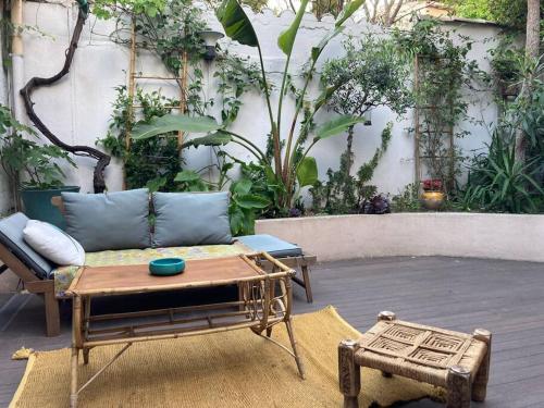 d'une terrasse avec un canapé et une table basse. dans l'établissement Maison Montebello, à Marseille