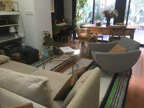 un salon avec un canapé et une table dans l'établissement Maison Montebello, à Marseille