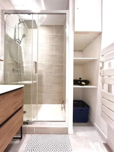 une salle de bain avec une douche avec une porte vitrée dans l'établissement Appartement T2 Village Oletta, à Oletta