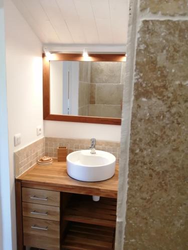 une salle de bain avec un lavabo et un miroir dans l'établissement Les chalets de Palavesa, à Porto-Vecchio