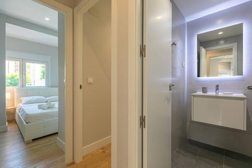 um quarto com uma cama e uma casa de banho com um espelho. em Central Torremolinos Apartment em Torremolinos