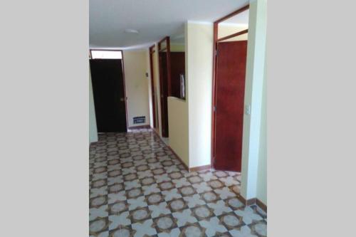 - un couloir avec une chambre revêtue de carrelage dans l'établissement Departamento YUSI, à Huancayo
