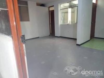 une chambre vide avec deux portes et une chambre avec des tons verts dans l'établissement Departamento YUSI, à Huancayo