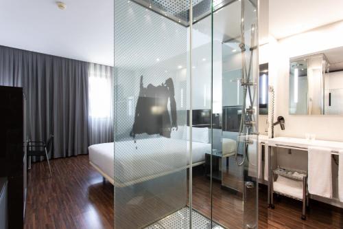 ein Bad mit einem Bett, einer Dusche und einem Waschbecken in der Unterkunft Hotel Ciudad de Móstoles in Móstoles