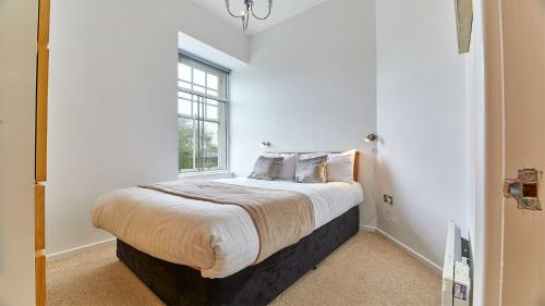 מיטה או מיטות בחדר ב-The Loft - Properties Unique