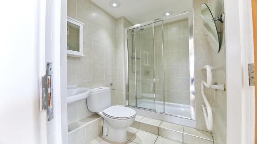 ニューカッスル・アポン・タインにあるThe Loft - Properties Uniqueのバスルーム(トイレ、ガラス張りのシャワー付)
