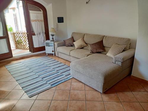 un soggiorno con divano e tappeto di La Casa di Filippo a Quercianella