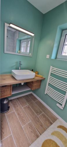 勒波泰勒的住宿－Maison clana，一间带水槽和镜子的浴室