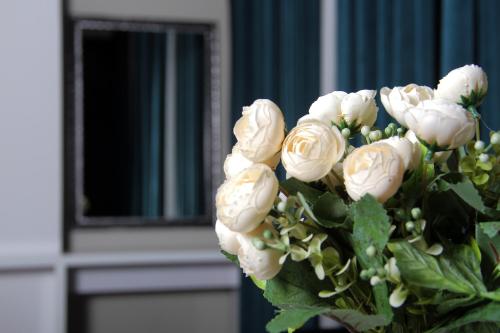 a bouquet of white flowers in front of a window at Port Plaza EVN in Pʼarakʼar
