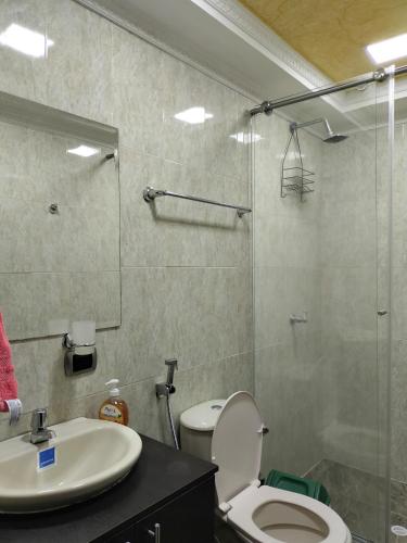 ein Badezimmer mit Toilette, Waschbecken und Dusche in der Unterkunft Roshan in Cali
