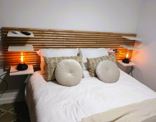 sypialnia z białym łóżkiem z 2 lampami w obiekcie Apartamento Albariño 23 w mieście Novelda
