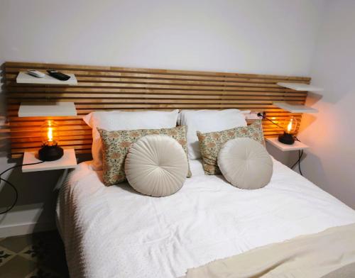 a bedroom with a white bed with two lamps at Apartamento Albariño 23 in Novelda