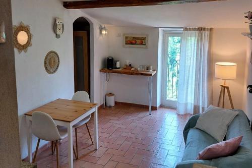 een woonkamer met een tafel en een bank bij B&B La Rocca in Caprarola