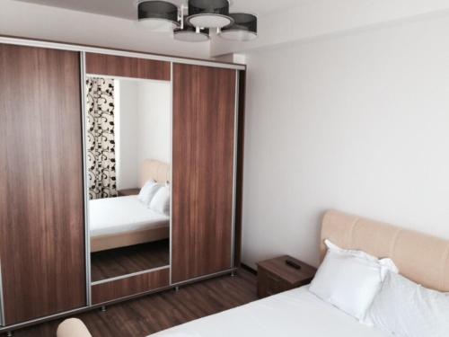 ママイアにあるSummer Breeze Apartmentのベッドルーム1室(鏡、ベッド1台、ベッドサイドサイドサイドサイドサイドサイドサイドサイドサイドサイドサイドサイドサイドサイドサイドサイドサイドサイドサイドサイドサイドサイドサイドサイドサイドサイドサイドサイドサイドサイドサイドサイドサイドサイドサイドサイドサイドサイドサイドサイドサイドサイドサイドサイドサイドサイドサイドサイドサイドサイドサイドサイドサイドサイドサイドサイドサイドサイドサイドサイドサイドサイドサイドサイドサイドサイドサイドサイドサイドサイドサイドサイドサイドサイドサイドサイドサイドサイドサイドサイドサイドサイドサイドサイドサイドサイドサイドサイドサイドサイドサイドサイドサイドサイドサイドサイドサイドサイドサイドサイドサイドサイドサイドサイドサイドサイドサイドサイドサイドサイドサイドサイドサイドサイドサイドサイドサイド