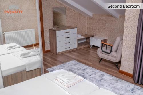 Кровать или кровати в номере Pasaköy Houses