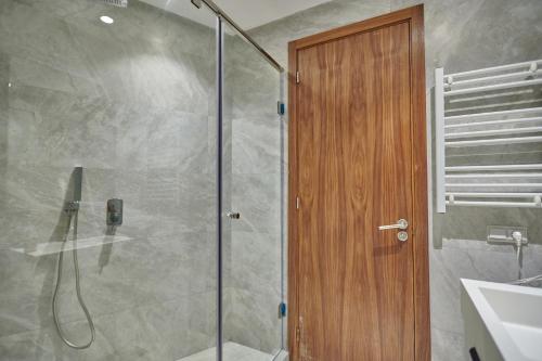 una doccia con porta in vetro in bagno di Apartment Sea View B29 -Mosquée Hassan II- By TheCasaEdition a Casablanca