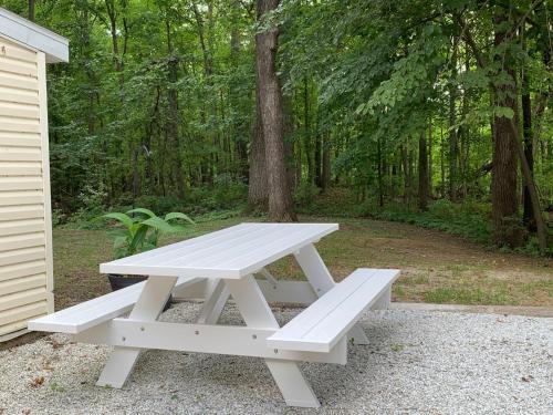 Φωτογραφία από το άλμπουμ του Finn's Hideaway -Modern family river home σε Keokuk
