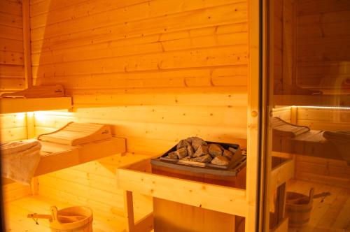 a wooden sauna with a tray of bread in it at Wellnessoase mitten in der Wasserfallstadt Triberg in Triberg