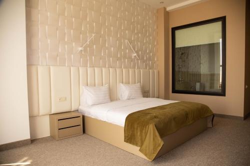 a bedroom with a large bed and a mirror at Port Plaza EVN in Pʼarakʼar