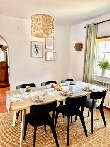 a dining room with a table and chairs at Villa in Praia D'el Rey, Beach & Golf Resort in Casal da Lagoa Seca