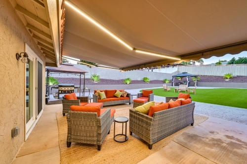 Χώρος καθιστικού στο Luxe Family Home in Bonita with Private Pool and Spa!