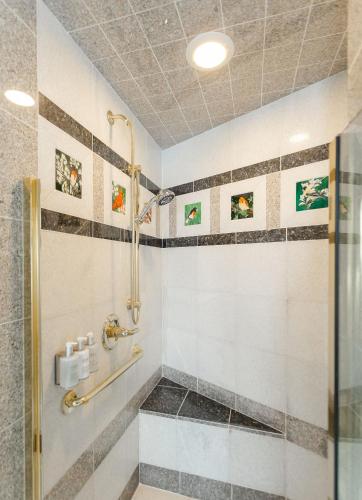 Un baño de 1840s Carrollton Inn