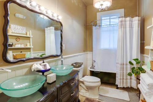 een badkamer met 2 wastafels, een toilet en een spiegel bij Charming Thomasville Getaway Walk to Downtown! in Thomasville