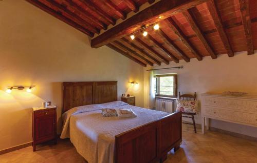 um quarto com uma cama e uma cómoda num quarto em Casa Cristina in Camaiore, Metato em Casoli